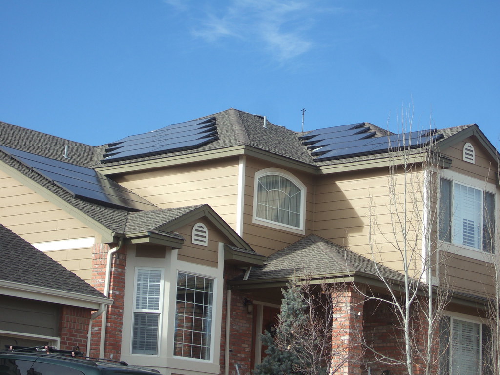 solar-panel-cleaning-self-vs-pro — 본문 사진 1